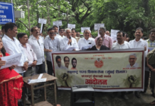 मध्यान्ह भोजन देणाऱ्या शाळेतील मुख्याध्यापकांना परवाना काढण्याचा आदेश रद्द करा, शिक्षक सेनेचे शिक्षण निरीक्षक कार्यालयावर आंदोलन