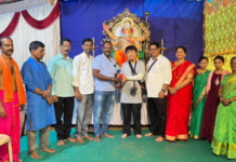 Ratnagiri News – जपानी पर्यटकाला भावला जैतापूरचा गणेशोत्सव! गावकऱ्यांच्या आपुलकीने भारावले; मंडळाच्या वतीने स्वागत व सन्मान