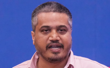 सरकार शेतकऱ्यांना हेक्टरी 50 हजार आणि शेतमजुरांना 25 हजार रुपये मदत देणार का? रोहित पवार यांचा मुख्यमंत्र्यांना सवाल