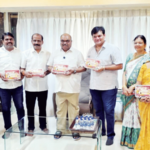 गणेशभक्तांना शिवसेनेची खास भेट,विलेपार्लेत घरोघरी पूजा साहित्याचे वाटप