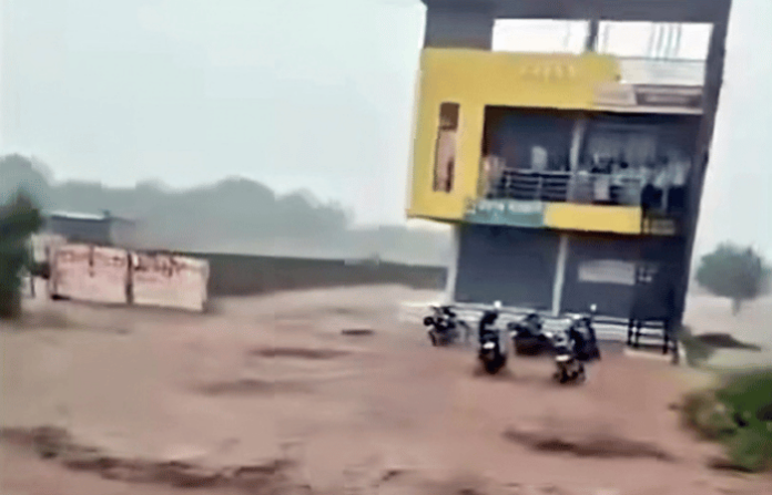 solapur-rain-update-cloudburst-like-heavy-rain-in-velapur-malshiras-farmer-killed-due-to-lightning-in-akkalkot-crop-damage solapur-rain-update-cloudburst-like-heavy-rain-in-velapur-malshiras-farmer-killed-due-to-lightning-in-akkalkot-crop-damage