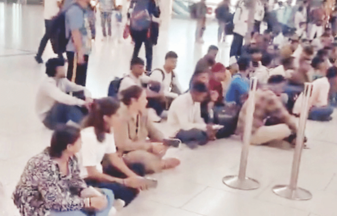 spicejet-delhi-to-dubai-flights-delayed-over-24-hours-angry-passengers-protest-at-airport