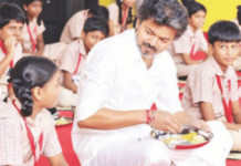 तामीळनाडूचे मुख्यमंत्री सी. जोसेफ विजय यांनी विद्यार्थ्यांसोबत केला नाश्ता