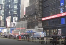 New York: टाइम्स स्क्वेअरजवळ महिलेचा दोघांवर चाकूने हल्ला; १ ठार, पोलिसांच्या गोळीबारात हल्लेखोर महिलाही ठार woman-knife-attack-in-new-york-one-killed-attacker-shot-dead-by-police
