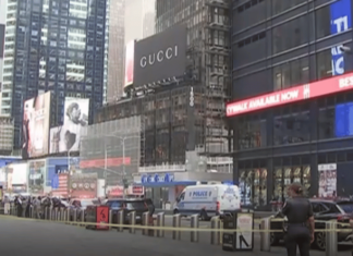 New York: टाइम्स स्क्वेअरजवळ महिलेचा दोघांवर चाकूने हल्ला; १ ठार, पोलिसांच्या गोळीबारात हल्लेखोर महिलाही ठार woman-knife-attack-in-new-york-one-killed-attacker-shot-dead-by-police