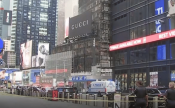 New York: टाइम्स स्क्वेअरजवळ महिलेचा दोघांवर चाकूने हल्ला; १ ठार, पोलिसांच्या गोळीबारात हल्लेखोर महिलाही ठार woman-knife-attack-in-new-york-one-killed-attacker-shot-dead-by-police