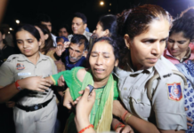 दिल्लीत उपोषणाला बसलेल्या अंकिता भंडारीच्या आईवडिलांना पहाटे चार वाजता पोलिसांनी उचलले, दुष्यंत कुमार गौतम यांची राज्यपालपदी नियुक्ती रद्द करण्याची मागणी