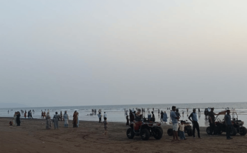 Ratnagiri News – सलग सुट्ट्यांमुळे दापोलीचे समुद्र किनारे पर्यटकांनी गजबजले