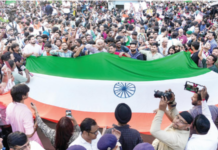 मोदी आणि शहांची बंदी! हिंदुस्थानात तिरंगा फडकवू नका!! जमावबंदी झुगारून हजारोंचा जमाव दिल्लीत रस्त्यावर उतरला