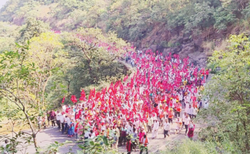 लाल वादळाच्या धसक्याने सरकार अखेर नरमले! मागण्या मान्य झाल्याने विधान भवनाकडे निघालेला किसान सभेचा वाहन मार्च स्थगित