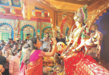 बळीराजावरील अरिष्ट टळू दे, महाराष्ट्राला पुन्हा सुखाचे दिवस येऊ दे…रश्मी ठाकरे यांचे टेंभी नाक्यावरील दुर्गेश्वरीला साकडे