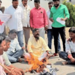 ज्ञानेश कुमार यांच्या पुतळ्याचे दहन; सोलापुरात ‘लोकशाहीवादी’चे आंदोलन