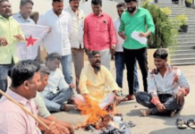 ज्ञानेश कुमार यांच्या पुतळ्याचे दहन; सोलापुरात ‘लोकशाहीवादी’चे आंदोलन