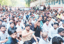 पुण्यात विद्यार्थ्यांचे आंदोलन, अध्यक्ष विवेक भिमनवारांच्या राजीनाम्याची मागणी
