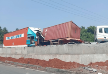 Ratnagiri News – अंजनारी पुलावर दोन कंटेनरची धडक; चालक जखमी