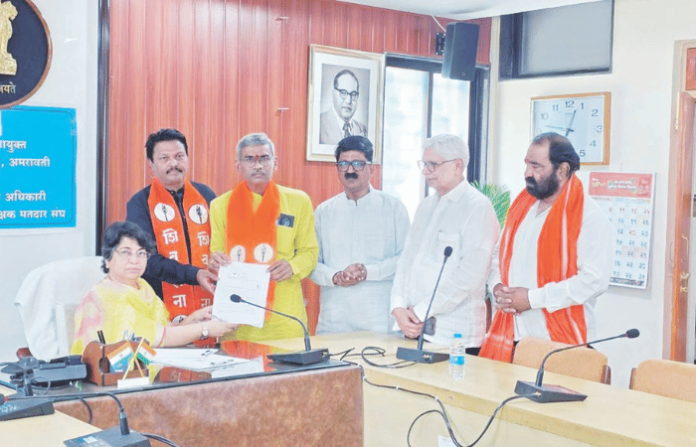 amravati-division-teachers-constituency-mlc-election-prof-dattatray-lahane-files-nomination-shiv-sena-uddhav-thackeray-faction amravati-division-teachers-constituency-mlc-election-prof-dattatray-lahane-files-nomination-shiv-sena-uddhav-thackeray-faction