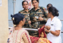 अडकलेल्या ट्रॅफिककोंडीत महिलेची रिक्षातच प्रसूती