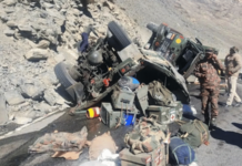 हिमाचल प्रदेशात किन्नौरमध्ये दोन लष्करी ट्रकसह तीन वाहने उलटली, चार जवान जखमी