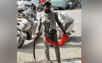 तीन दिवस मोबाईल फोन दुरुस्त केला नाही, ग्राहक थेट तलवार घेऊन दुकानात पोहचला