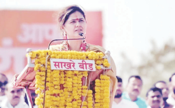 पंकजा मुंडे यांनी दत्तक घेतले आंतरवली सराटी गाव