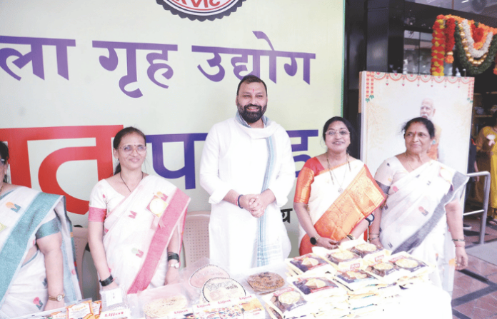 shanmukhanand-auditorium-lijjat-papad-women-artisans-felicitation-ceremony-kvic-chairman-manoj-goyal-swati-paradkar shanmukhanand-auditorium-lijjat-papad-women-artisans-felicitation-ceremony-kvic-chairman-manoj-goyal-swati-paradkar