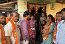 दुष्काळामुळे आत्महत्या केलेल्या चार शेतकरी कुटुंबांना शिवसेनेचा मदतीचा हात, जय भवानी दांडिया महोत्सव रद्द करून प्रत्येकी ५० हजारांची आर्थिक मदत