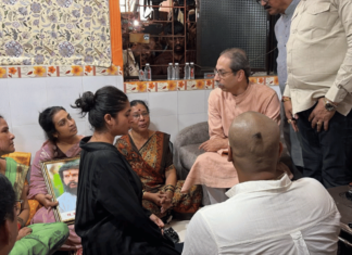 Photo – उद्धव ठाकरे यांनी केले प्रदीप पूर्णेकर यांच्या कुटुंबीयांचे सांत्वन, ठाण्यातील निवासस्थानी घेतली भेट