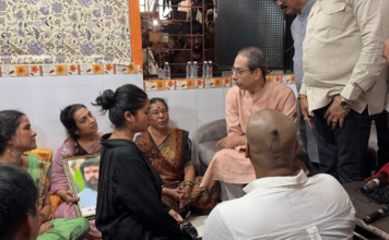 Photo – उद्धव ठाकरे यांनी केले प्रदीप पूर्णेकर यांच्या कुटुंबीयांचे सांत्वन, ठाण्यातील निवासस्थानी घेतली भेट